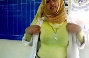 XXX Mina fingrar pressade in norska sexfilmer i handflatan och började skaka