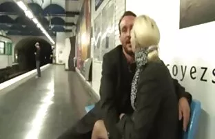 XXX En medelålders svenska kändisar sexfilm svart kvinna överlämnar sig till en student,