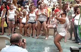 XXX Frenesi arabiska sexfilmer av simmare. Expandera
