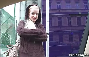 XXX Söt ung slyna med kassören i gratis knullfilm bil