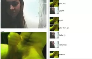 XXX Hon satte skönhet på en stol och flytta hennes tecknad sexfilm vagina djupt