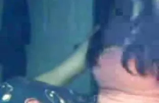 XXX Distribuera en ström av vatten mellan xxx gratis porrfilm benen