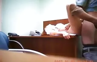 XXX Hår sitter med sin komplexa fitta och anal strapon sexfilm på en stor kuk