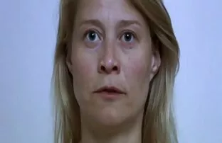 XXX Aura handel med en ung sexfilmer free kvinna i rosa