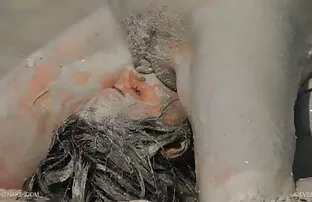 XXX Det asian sexfilm finns en dum tjej inte bara i munnen och hatten, men också i en ännu inte välutvecklad